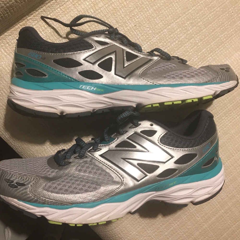 New Balance women’s 11 tennis shoes- great cond.